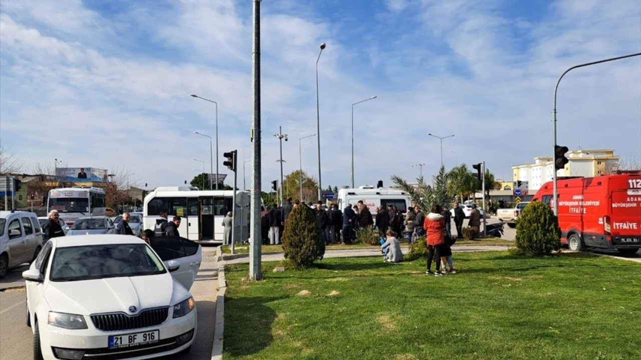 Adana'da minibüs ile otomobilin çarpıştığı kazada 9 kişi yaralandı