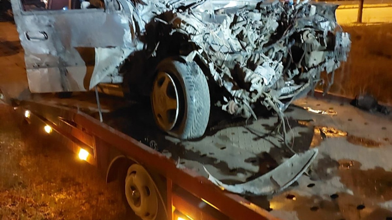 Afyonkarahisar'da gasbettikleri otomobilin traktöre çarpması sonucu 4 şüpheli yaralandı