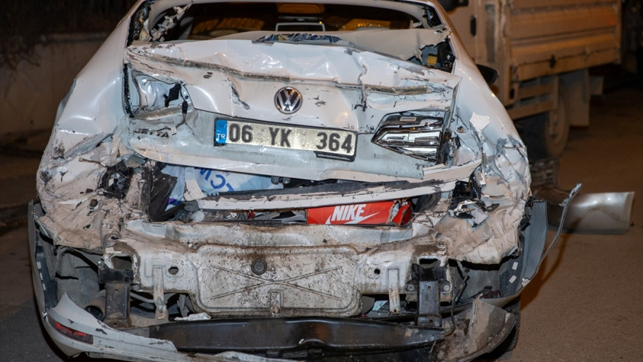 Ankara'da freni patlayan kamyon 10 araca çarptı, 3 kişi yaralandı