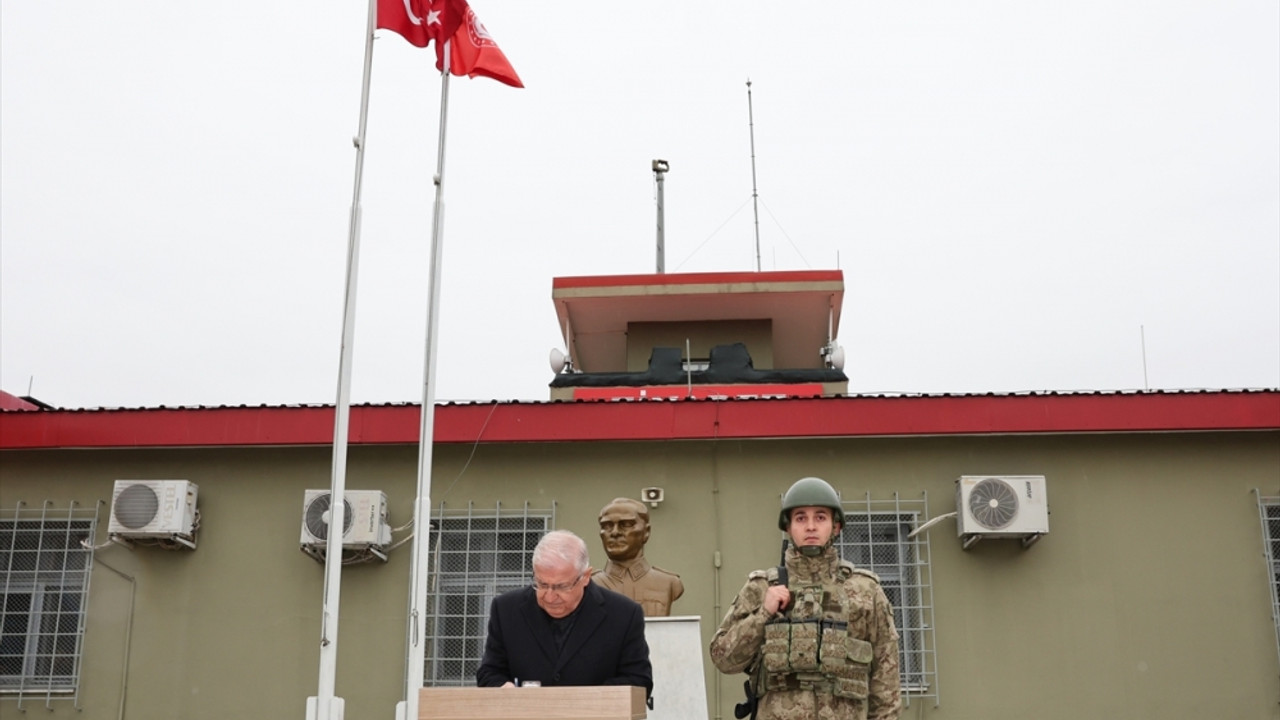 Bakan Güler, Hatay'daki Ziyaret Hudut Karakolu'nda denetlemelerde bulundu