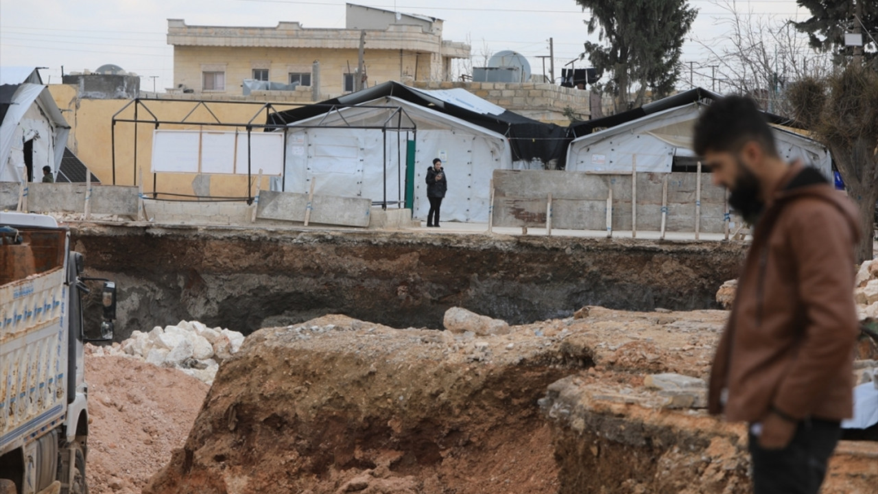 Beyaz Baretliler, Afrin'de depremlerde yıkılan bir okulun inşası için çalışma başlattı