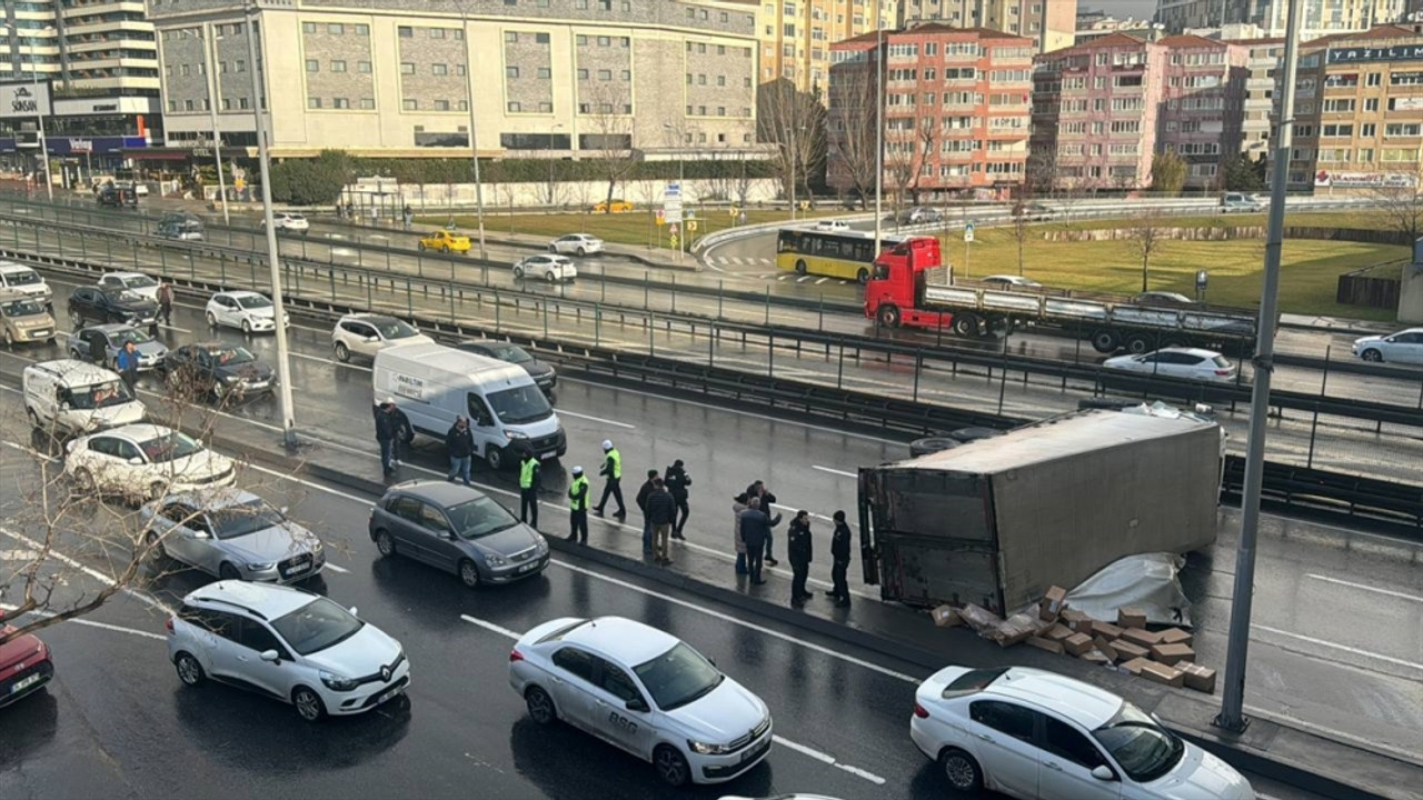Beylikdüzü D-100 kara yolunda devrilen kamyonun sürücüsü yaralandı