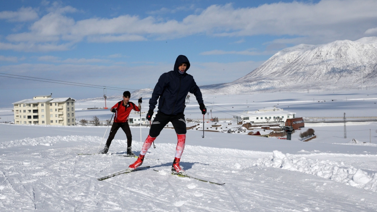 Bitlisli kayakçılar, altın madalya hedefiyle dondurucu soğukta antrenman yapıyor