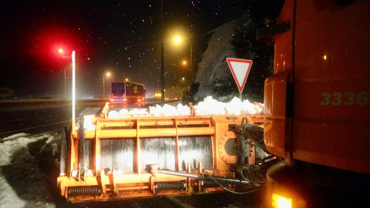 Bolu Dağı'nda kar yağışı etkili oluyor