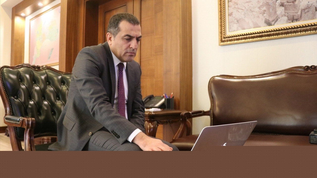Burdur Valisi Öksüz, AA'nın "Yılın Kareleri" oylamasına katıldı