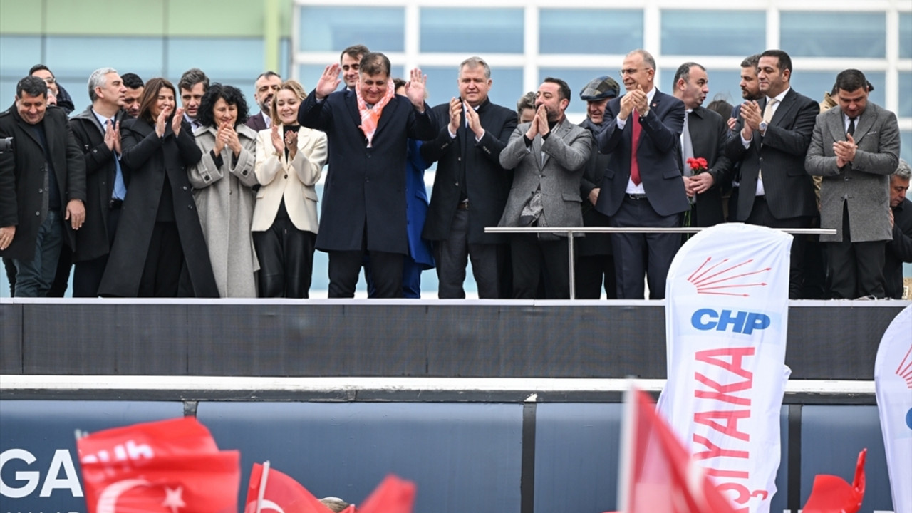 CHP'nin İzmir büyükşehir belediye başkanı adayı Tugay, partililer tarafından karşılandı