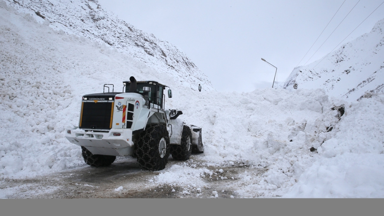 Çığ nedeniyle kapanan Hakkari-Çukurca kara yolu açıldı