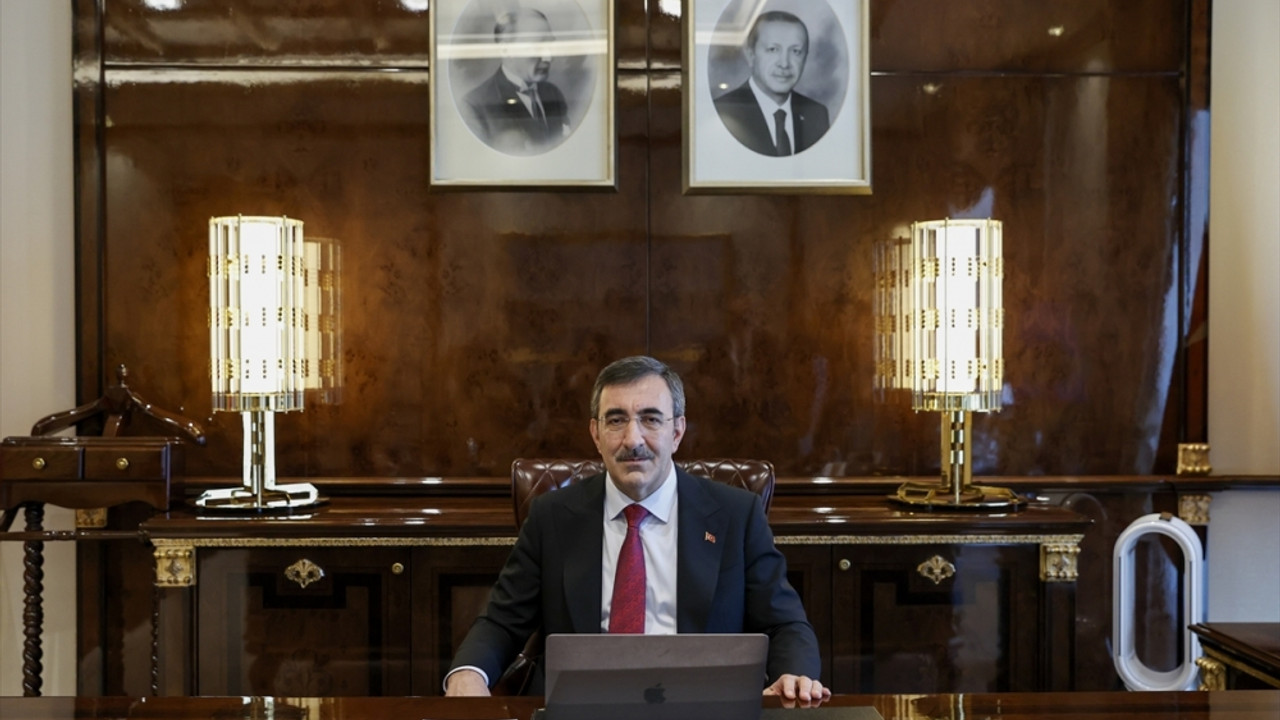 Cumhurbaşkanı Yardımcısı Yılmaz, AA'nın "Yılın Kareleri" oylamasına katıldı: