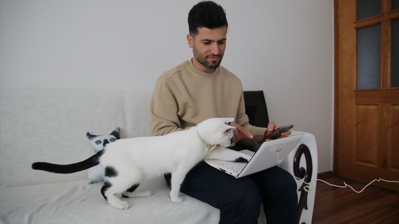 Enkazdan çıkardığı kediyi sahiplenen itfaiye eri, AA'nın "Yılın Kareleri"ni oyladı