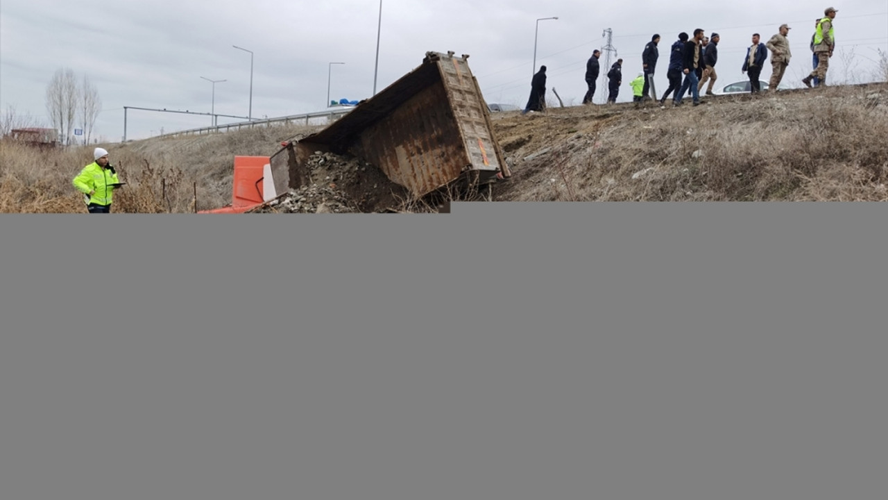 Erzincan'da freni arızalanan hafriyat yüklü kamyonun sürücüsü yaralandı