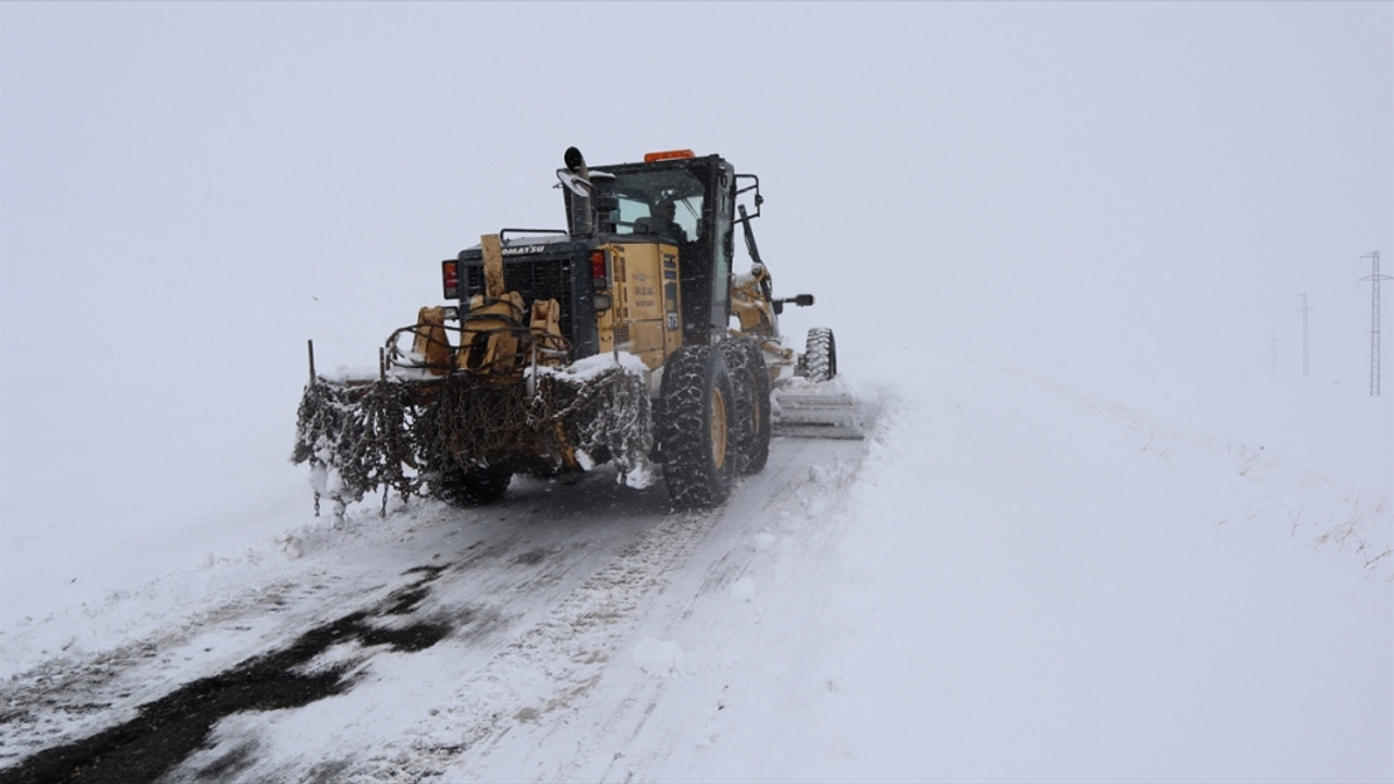 Erzurum, Ağrı, Iğdır ve Kars'ta 273 yerleşim yerine ulaşım sağlanamıyor