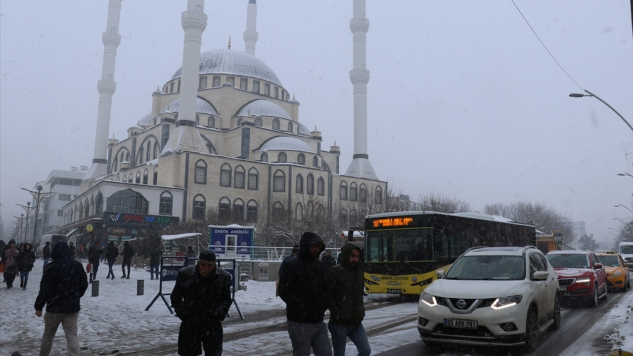 Erzurum, Ağrı ve Kars'ta kar yağışı etkili oluyor
