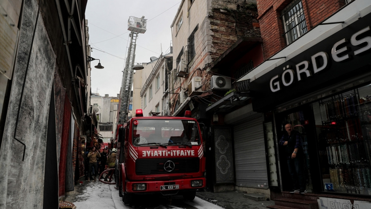 Fatih'te bir handa ayakkabı deposunda çıkan yangın söndürüldü
