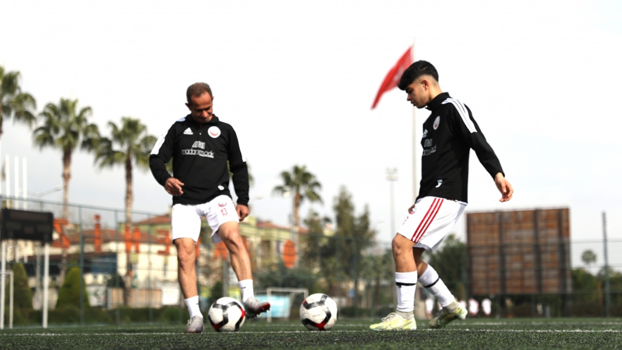 Futbolcu baba oğul, aynı takımda top koşturuyor