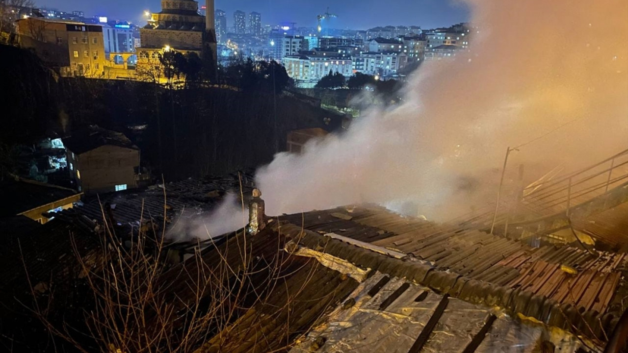 Gaziosmanpaşa'da 2 katlı binada çıkan yangın söndürüldü