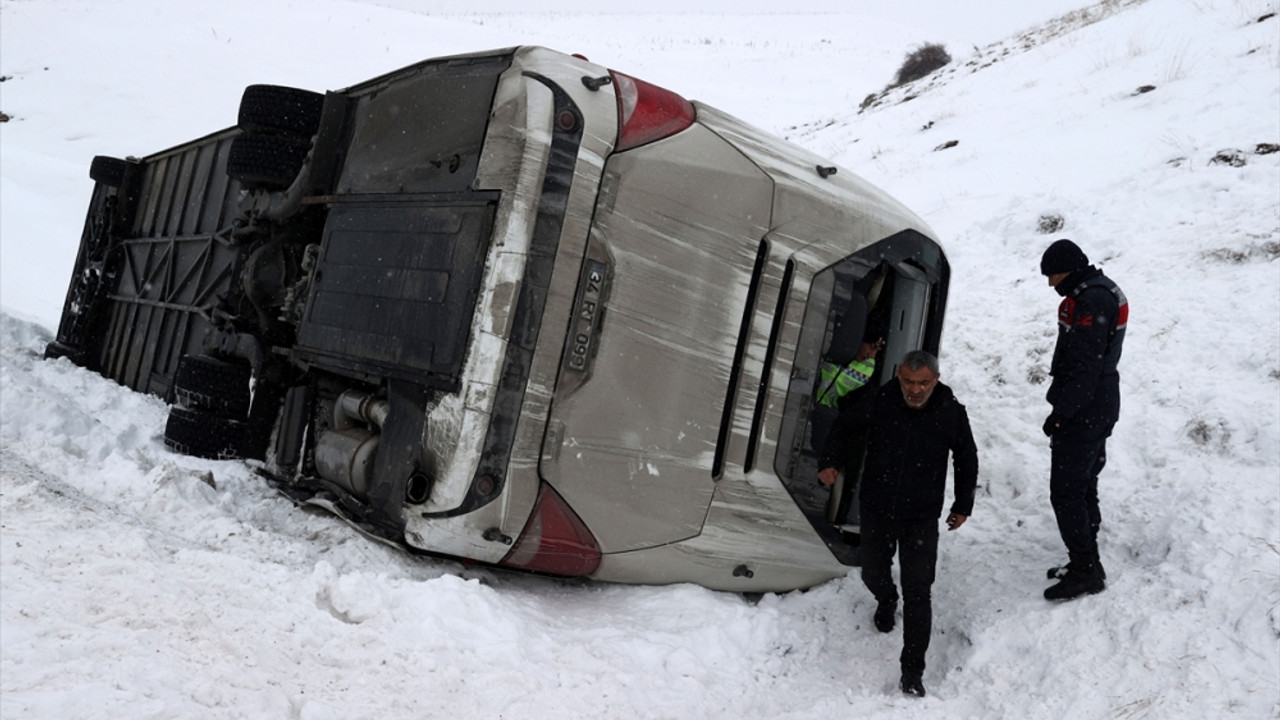 GÜNCELLEME - Sivas'ta cenazeden dönenleri taşıyan otobüs devrildi, 20 kişi yaralandı