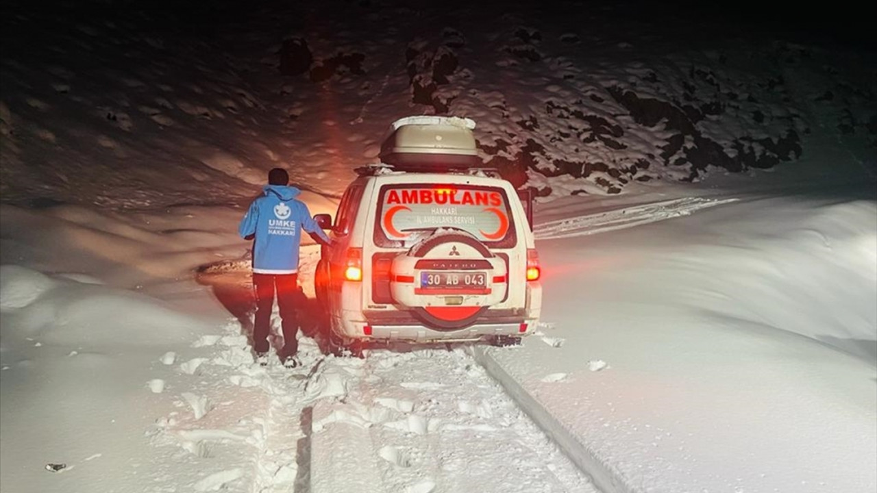 Hakkari'de yolu kardan kapanan köydeki hasta kadının yardımına ekipler yetişti