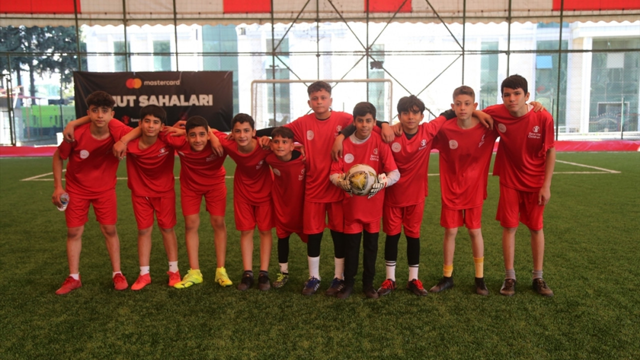 Hatay'da depremzede öğrenciler için düzenlenen futbol turnuvası başladı