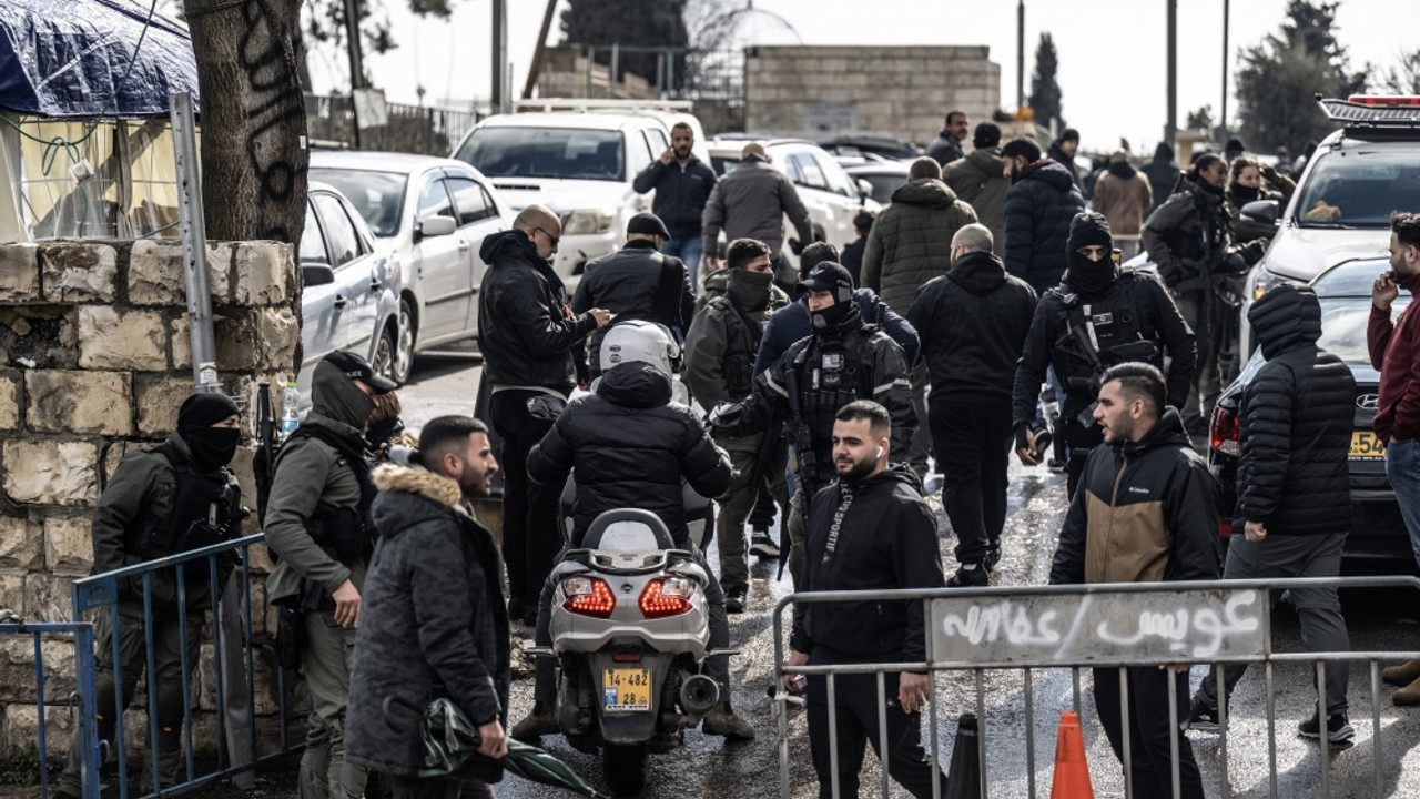 İsrail güçleri Aksa'ya girmesine izin vermediği engelli Filistinliyi kaldırımda namaz kılarken gözaltına aldı