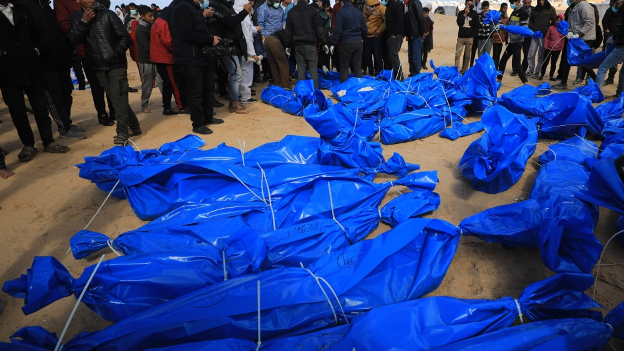 İsrail'in teslim ettiği 100 Filistinlinin cenazesi Refah'ta toplu mezara gömüldü