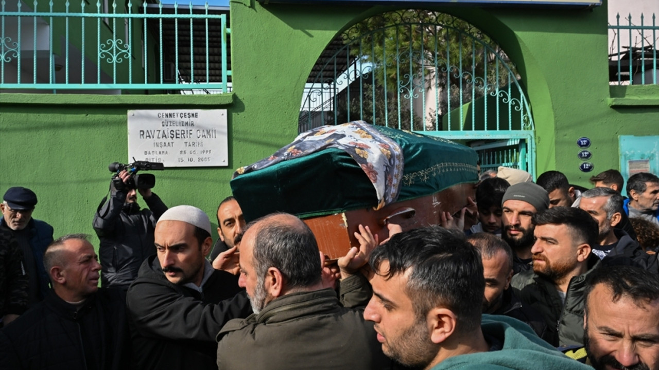 İzmir'de bıçaklanarak öldürülen 12 yaşındaki kız çocuğu defnedildi