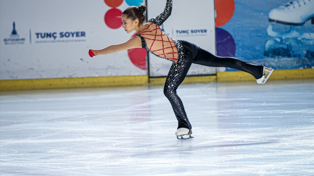 İzmir'deki Artistik Buz Pateni Uluslararası Ephesus Kupası'nda ikinci gün tamamlandı
