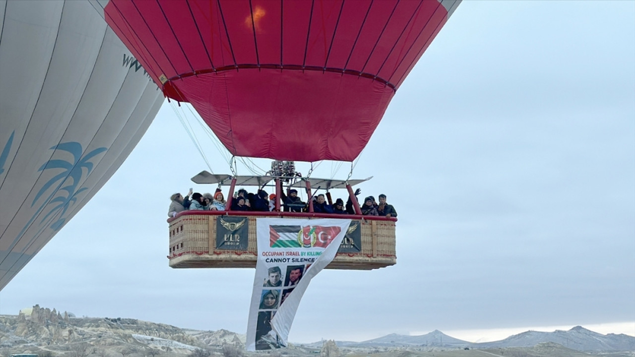 Kapadokya'da sıcak hava balonu İsrail'de öldürülen gazeteciler için havalandı