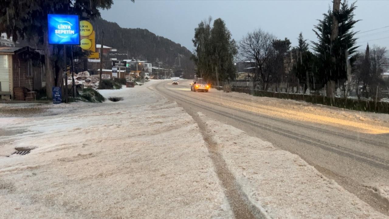 Kaş'ta dolu nedeniyle kapanan kara yolunda temizlik çalışması yapılıyor