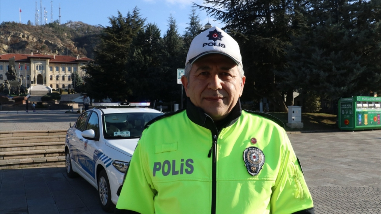 Kastamonu'da bankada kalbi duran kişiyi trafik polisleri hayata döndürdü
