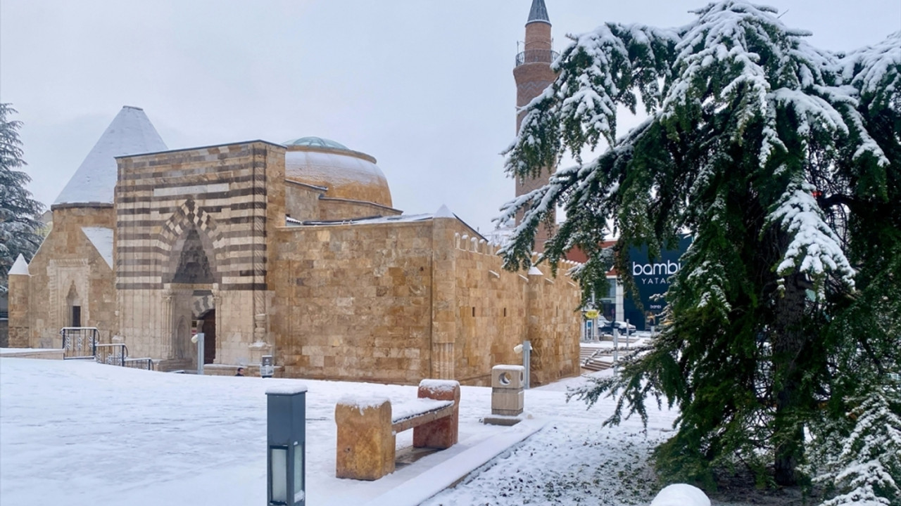 Kırşehir'de kar yağışı etkili oldu