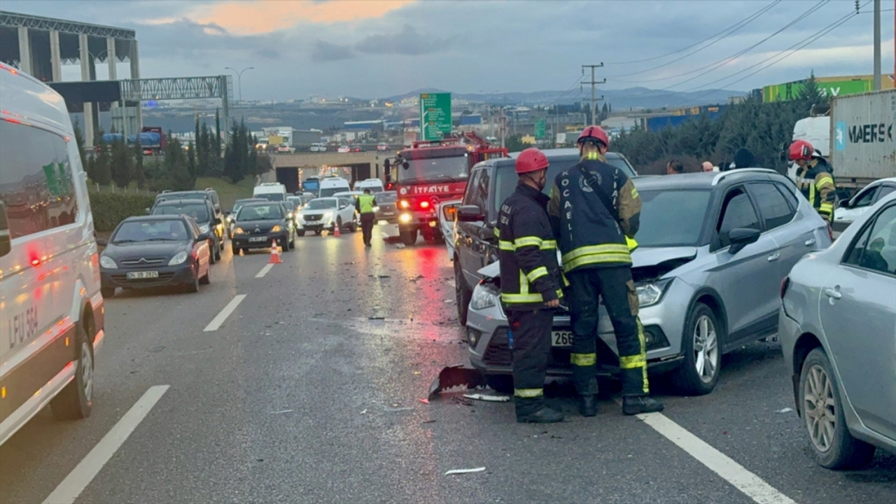 Kocaeli'de 4 aracın karıştığı kazada 1 kişi öldü, 1 kişi yaralandı