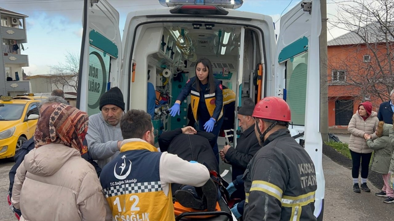 Kocaeli'de iki aracın çarpıştığı kazada 5 kişi yaralandı
