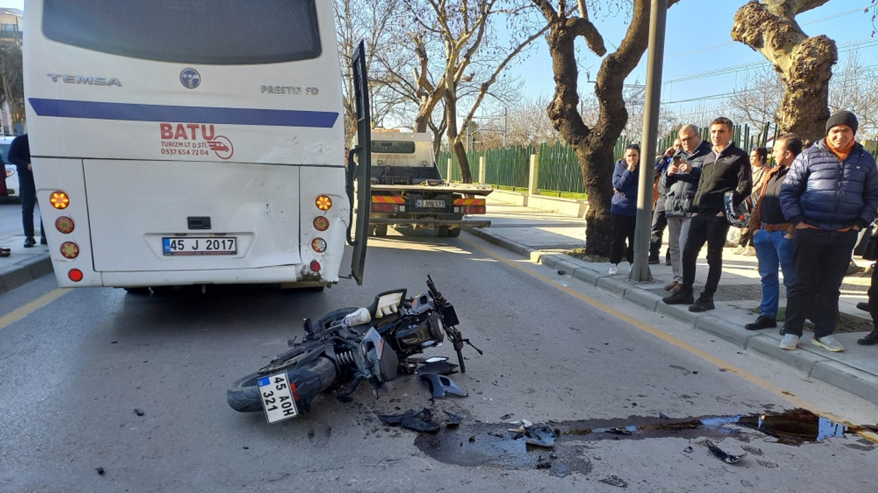 Manisa'da midibüse çarpan motosikletteki 1 kişi öldü, 1 kişi yaralandı