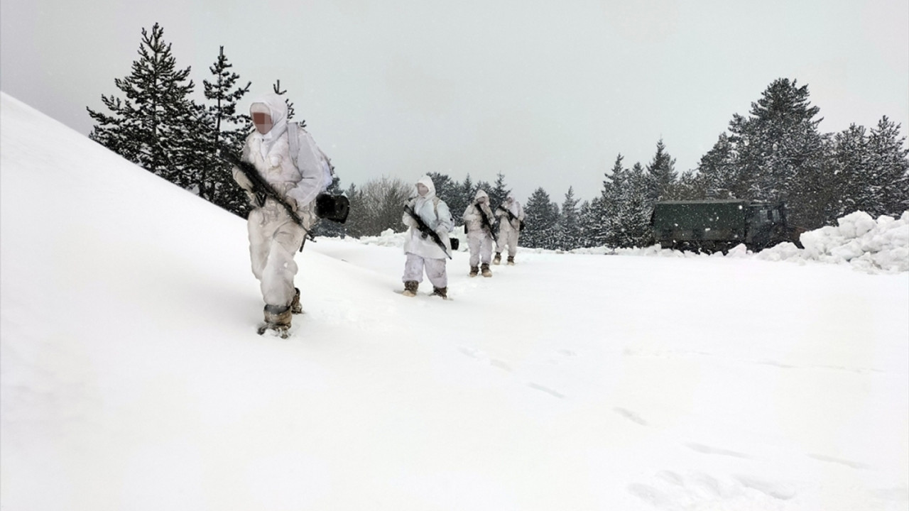 Mehmetçik zorlu kış şartlarında keşif, gözetleme ve devriye faaliyetlerini sürdürüyor