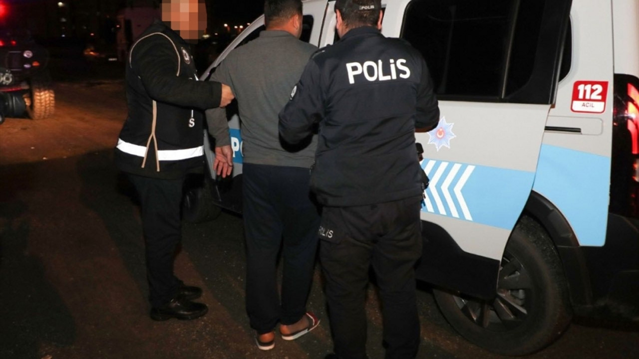 Mersin'de cep telefonu kaçakçılığı iddiasıyla 13 şüpheli yakalandı