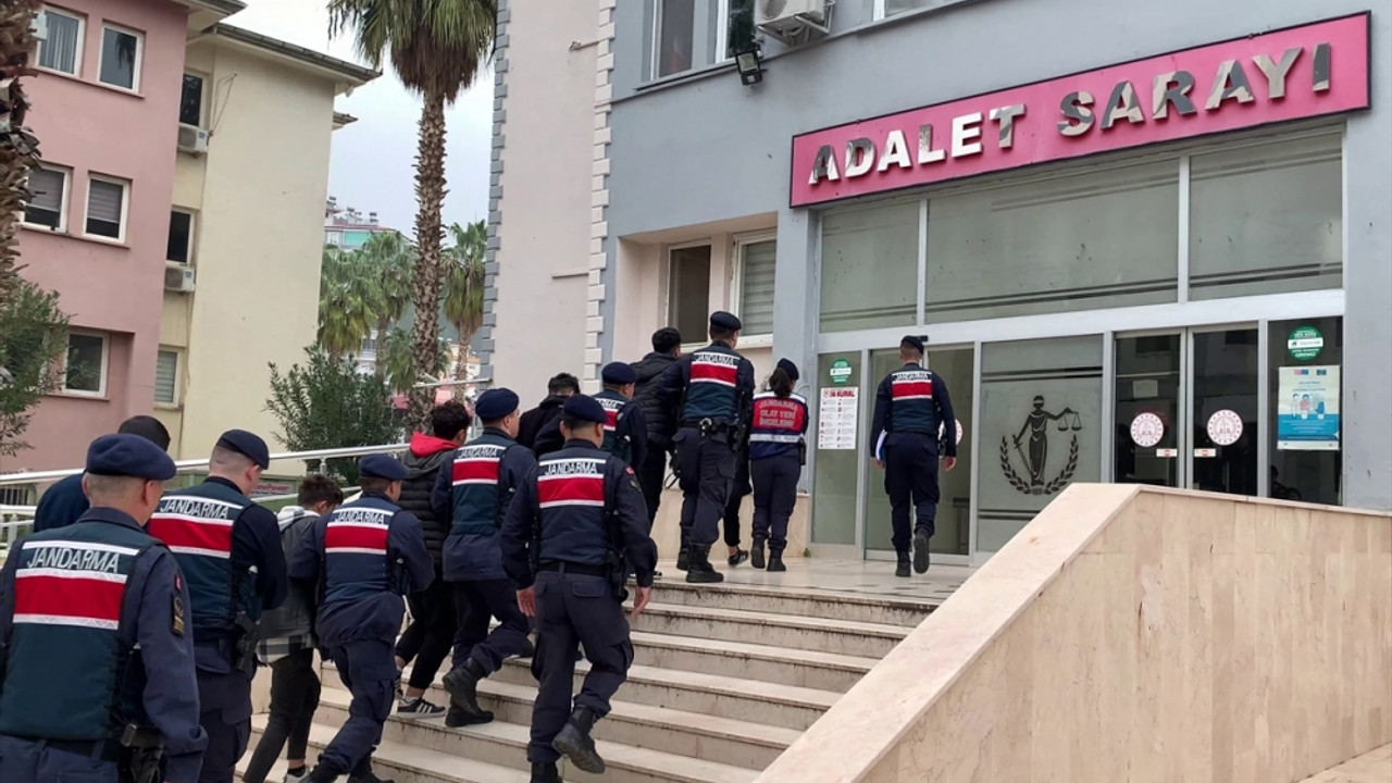 Mersin'de park halindeki iki motosikleti çalan 4 zanlı tutuklandı