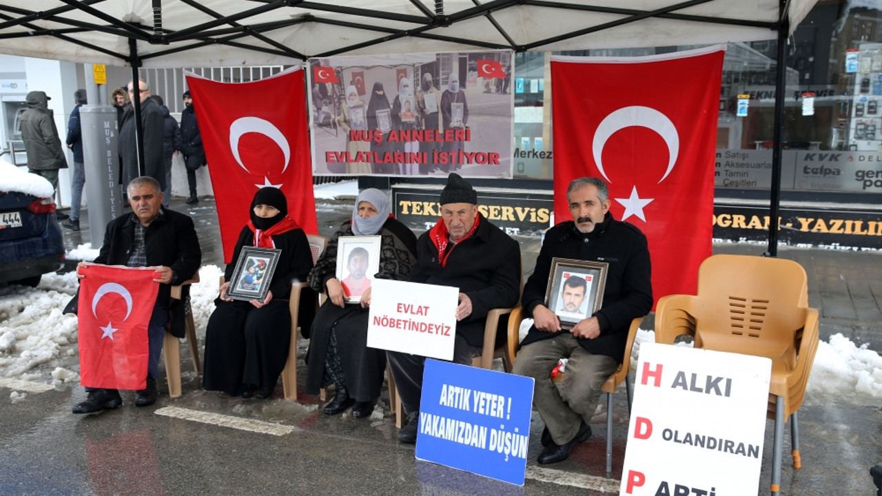 Muşlu aileler çocuklarına kavuşma ümidiyle HDP önündeki eylemlerini sürdürüyor