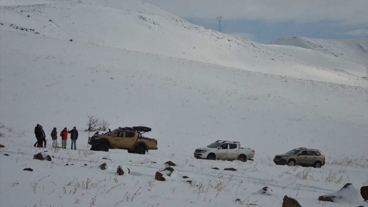 Off-road tutkunları Erzurum'da doğaya yem bırakıp karda lastik raftingi yaptı