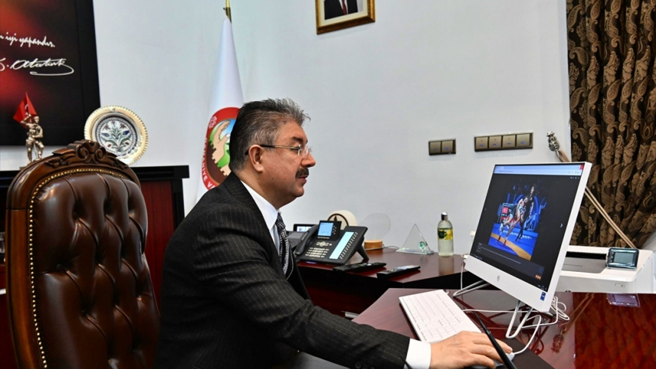 Osmaniye Valisi Erdinç Yılmaz, AA'nın "Yılın Kareleri" oylamasına katıldı