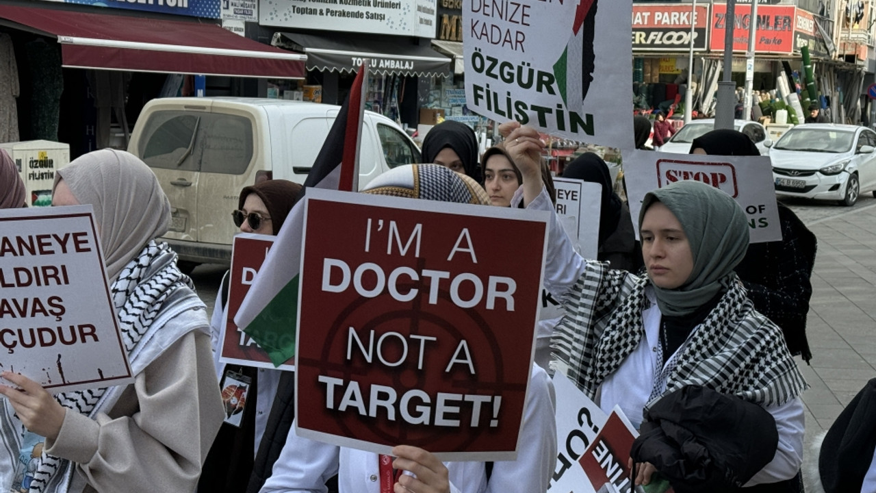 Sakarya'da hekimler ve sağlık çalışanları Gazze için "sessiz yürüyüş" yaptı