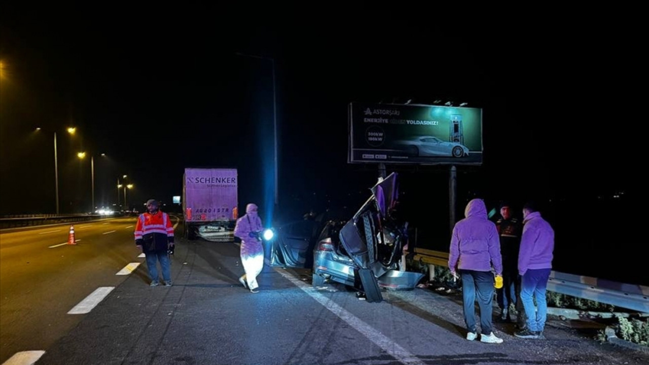 Sakarya'da trafik kazasında 3 koruma polisinden biri hayatını kaybetti, ikisi yaralandı