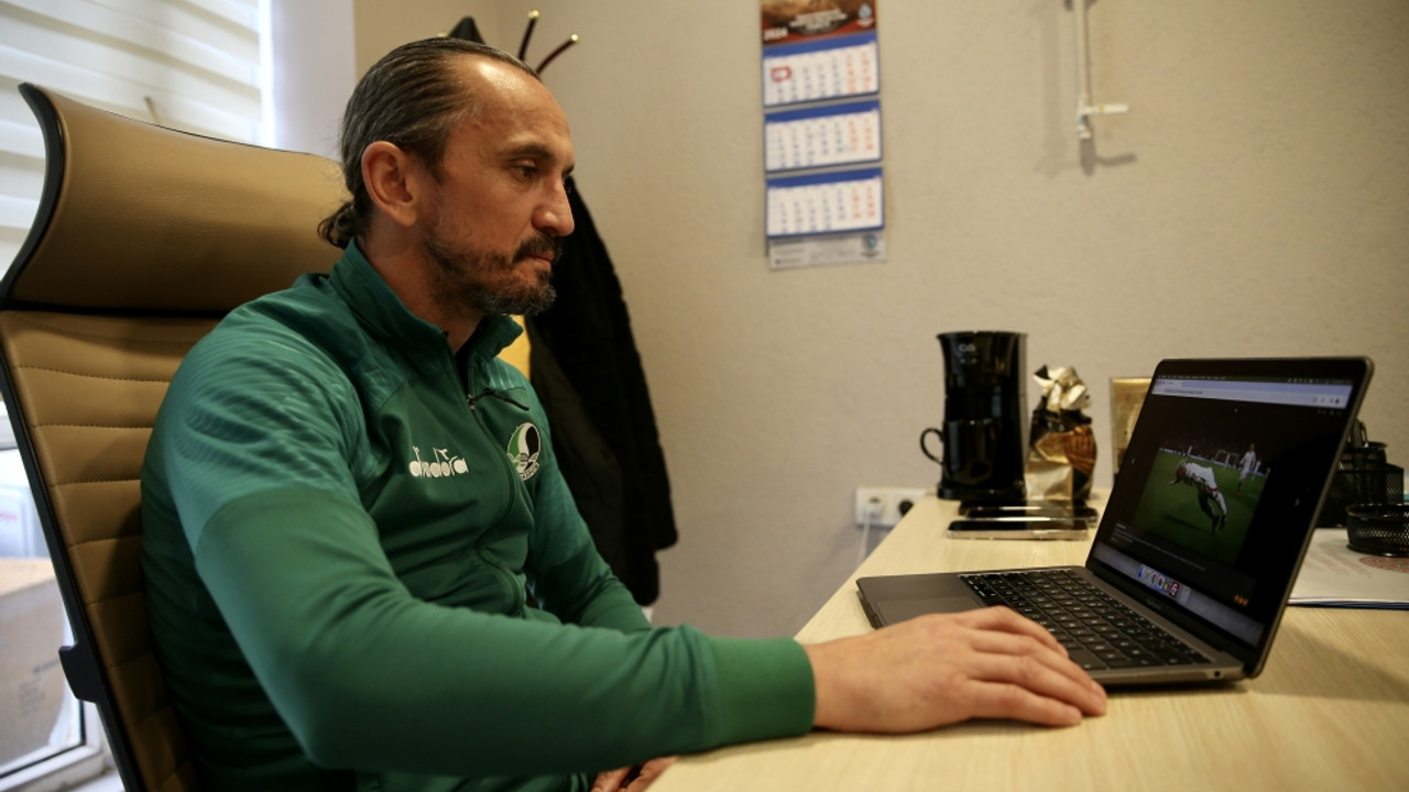 Sakaryaspor Teknik Direktörü Tuncay Şanlı, AA'nın "Yılın Kareleri" oylamasına katıldı