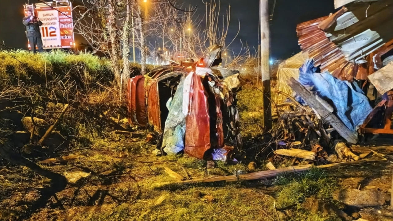 Samsun'da bahçeye devrilen otomobildeki 2 kişi yaralandı