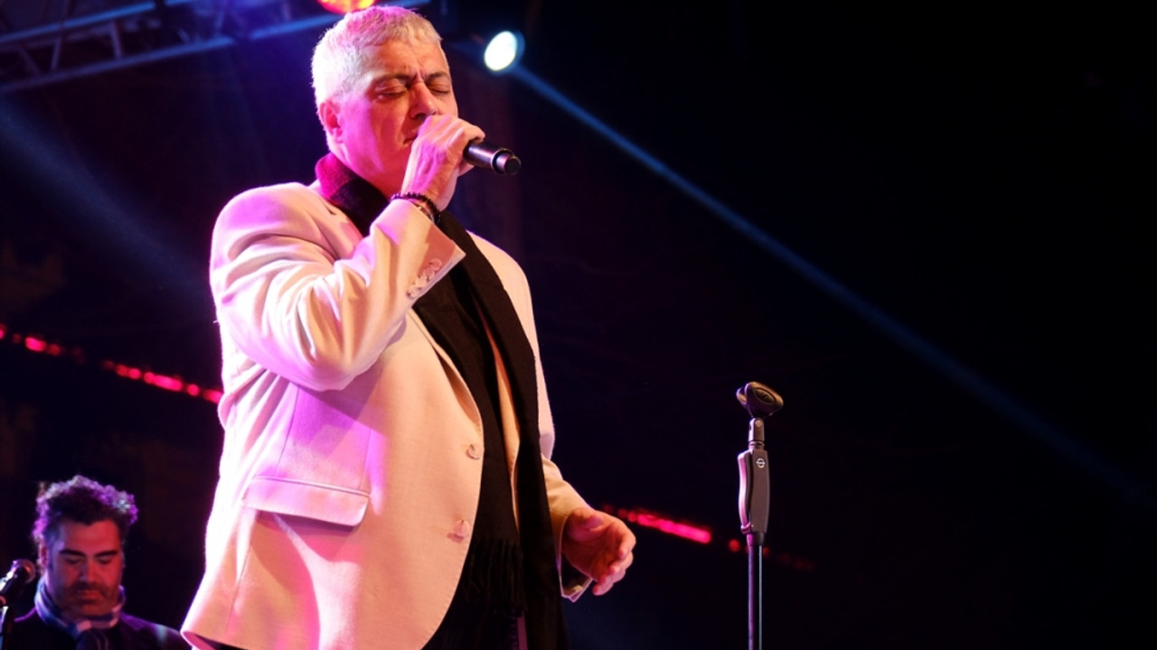 Sanatçı Cengiz Kurtoğlu, Kırklareli'nde konser verdi