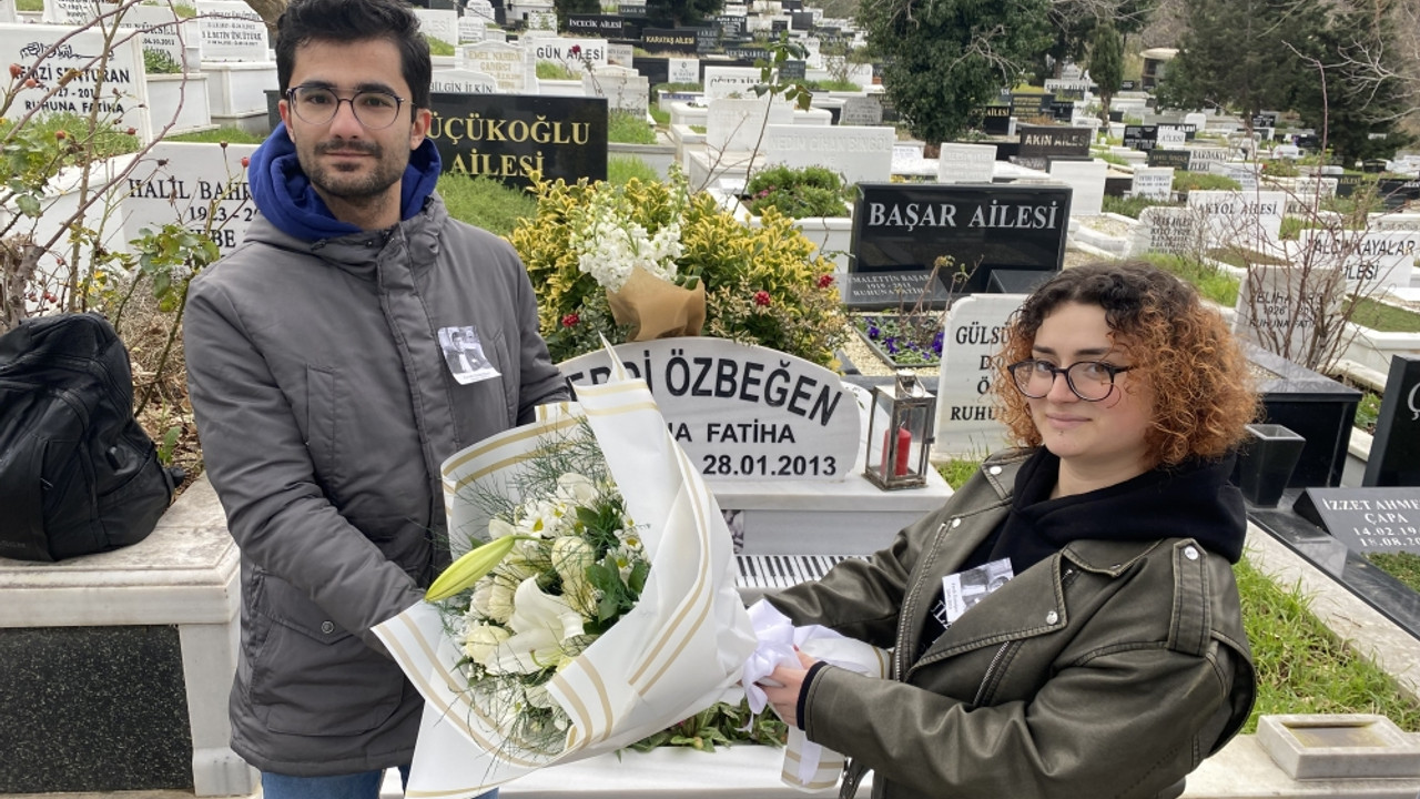 Sanatçı Ferdi Özbeğen kabri başında anıldı