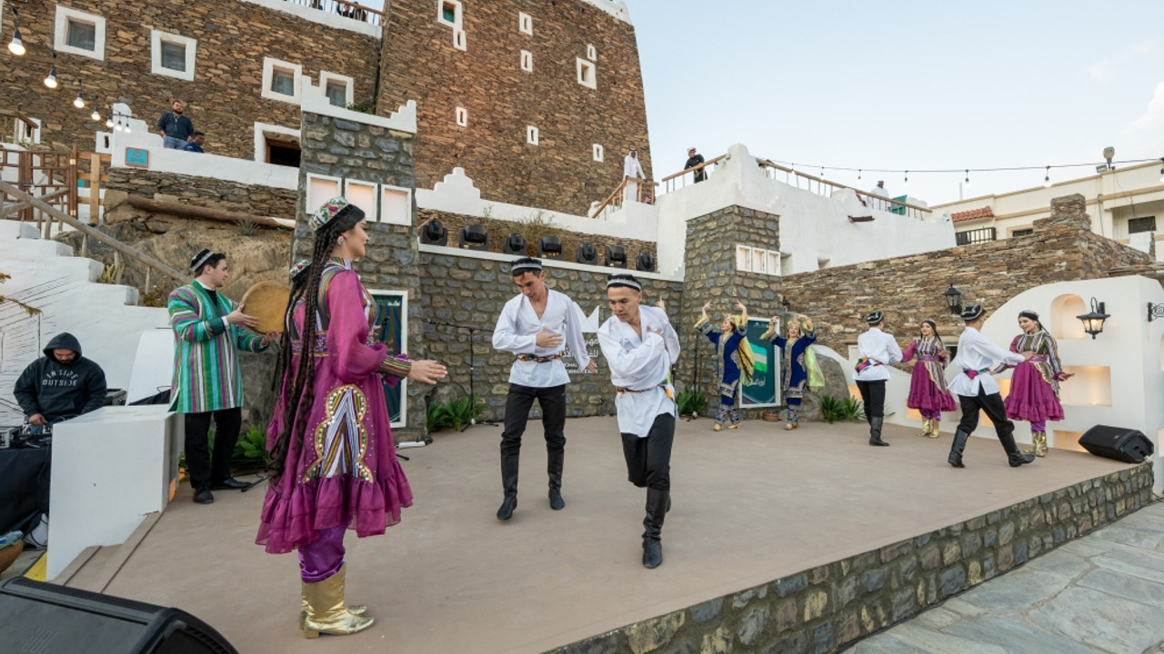 Suudi Arabistan'da düzenlenen festivalde Özbekistan'ın "Lazgi" performansı ilgi gördü