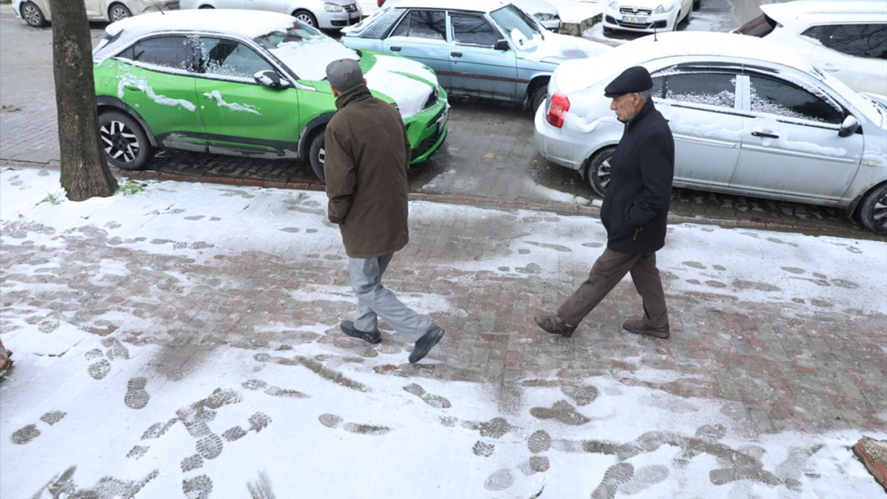 Tekirdağ'da kar etkili oluyor