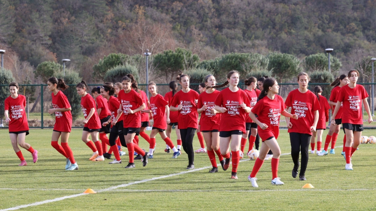 "TFF Ülker Geleceğin Yıldız Kızları" kampı Riva'da sürüyor