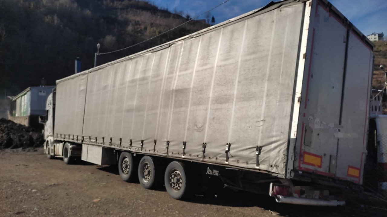 Trabzon Emniyet Müdürlüğü: Yan yatar vaziyette seyreden tırın sürücüsüne 1440 lira ceza verildi