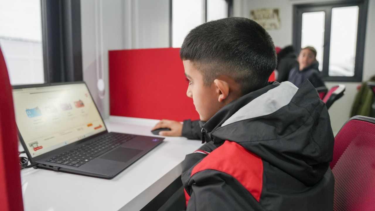 Türk Telekom deprem bölgesine eğitim ve teknoloji desteğini sürdürüyor